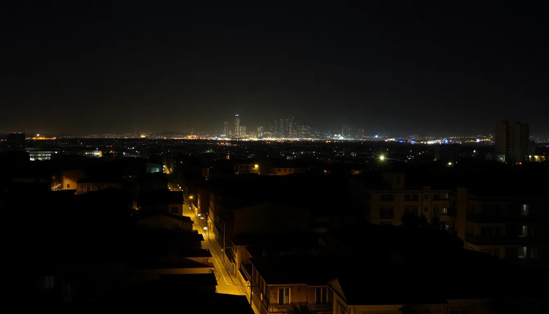 Vista nocturna de La Habana con luces intermitentes y calles oscuras durante un apagón