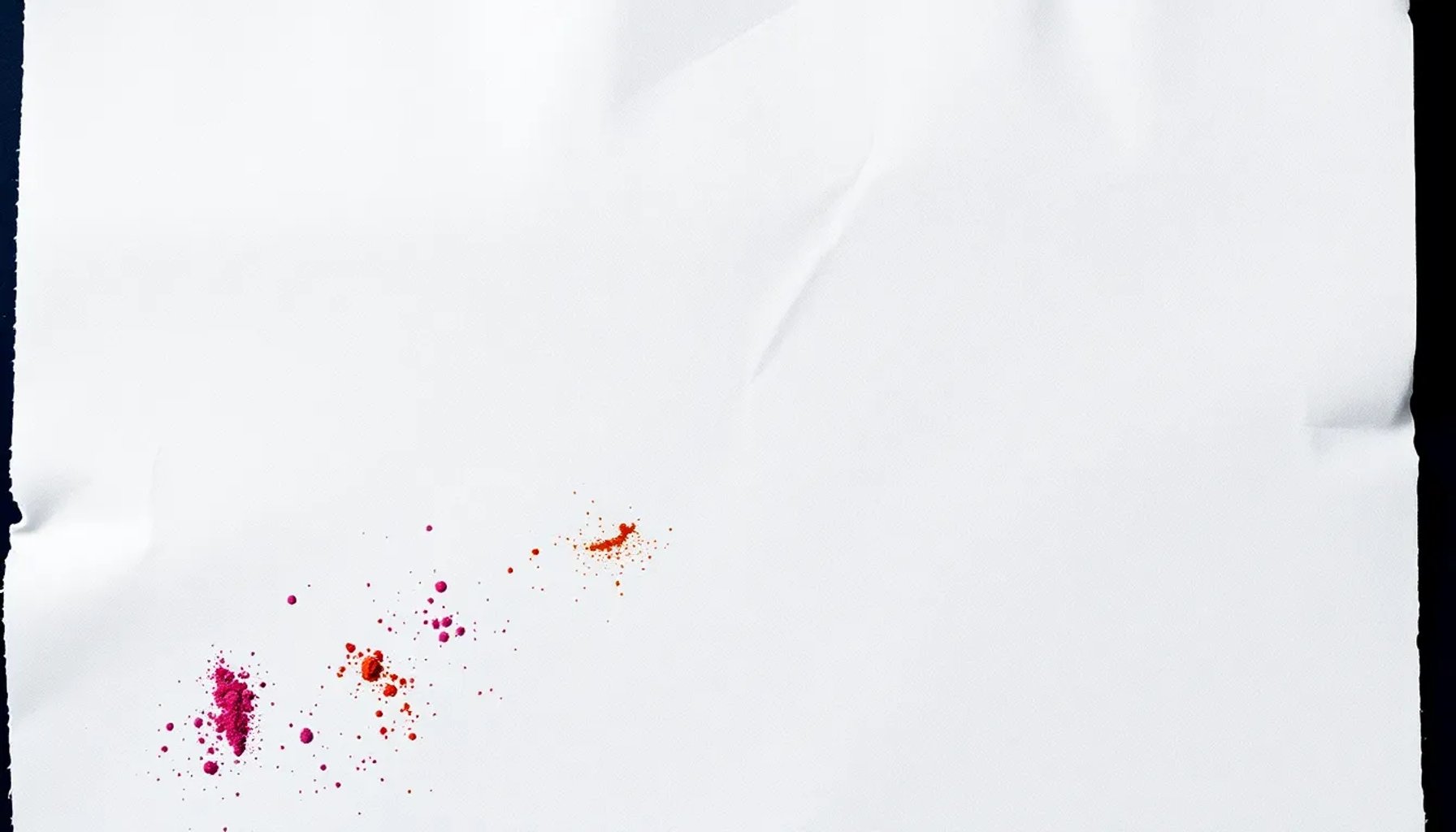 Imagen de una hoja de papel con manchas sospechosas que aluden a una droga letal