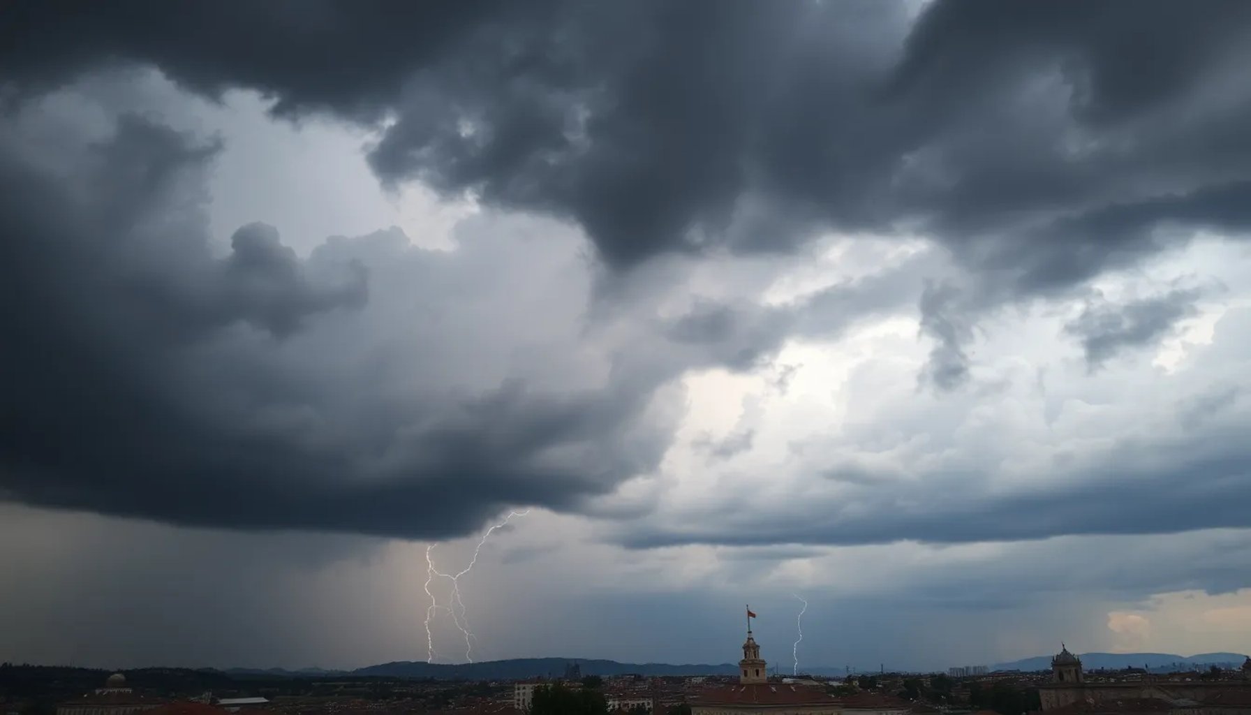 Cielo nublado sobre la ciudad de Valladolid con relámpagos y lluvia