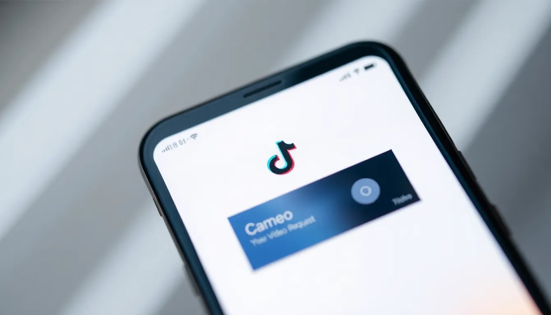 Cameo y TikTok colaboran para ofrecer videos personalizados a fans en una pantalla móvil