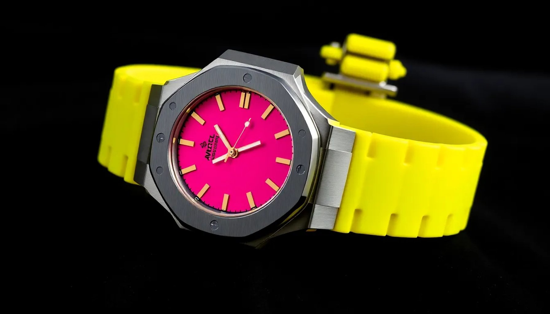Reloj Royal Pop de Audemars Piguet x Swatch con esfera colorida y pulsera de silicona sobre fondo negro