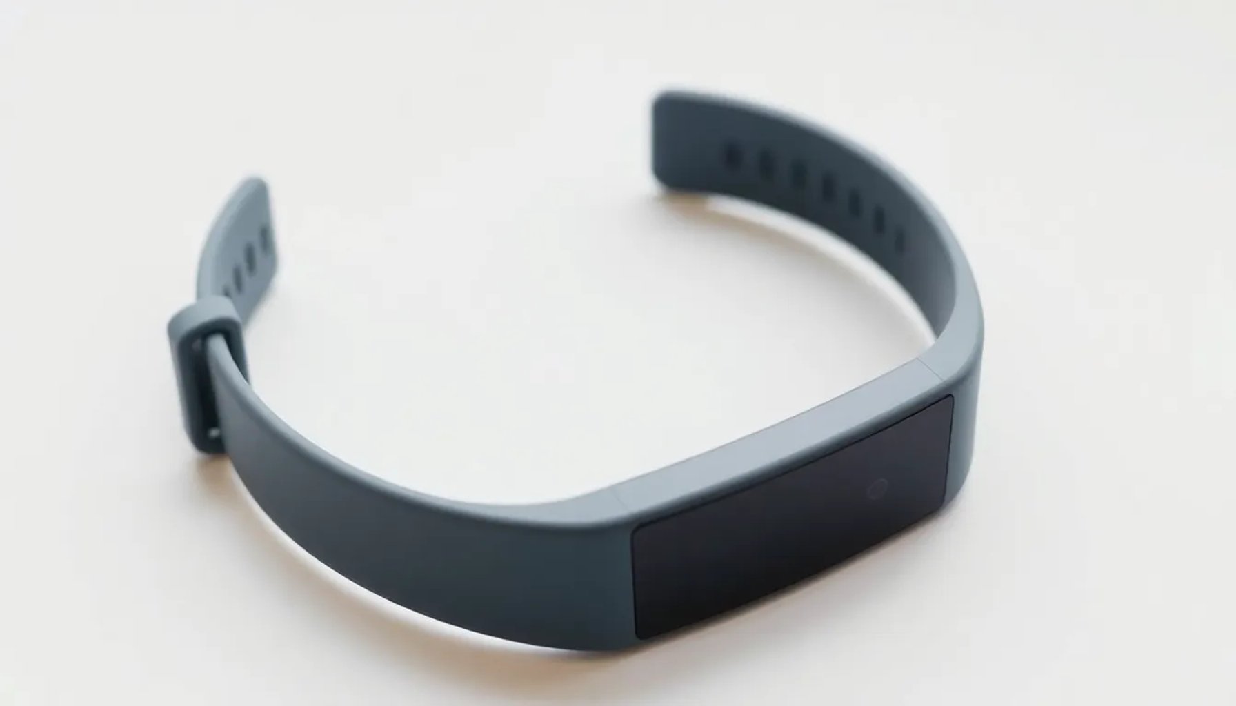 Pulsera Fitbit Air de Google sobre fondo neutro, mostrando su diseño minimalista y correa de silicona