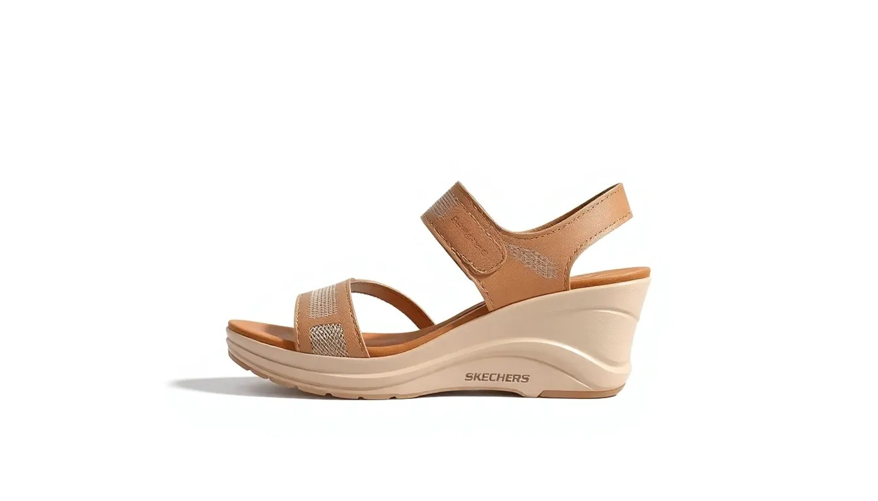 Sandalias Skechers con cuña en color nude, mostradas sobre un fondo neutro, resaltando su diseño elegante y cómodo