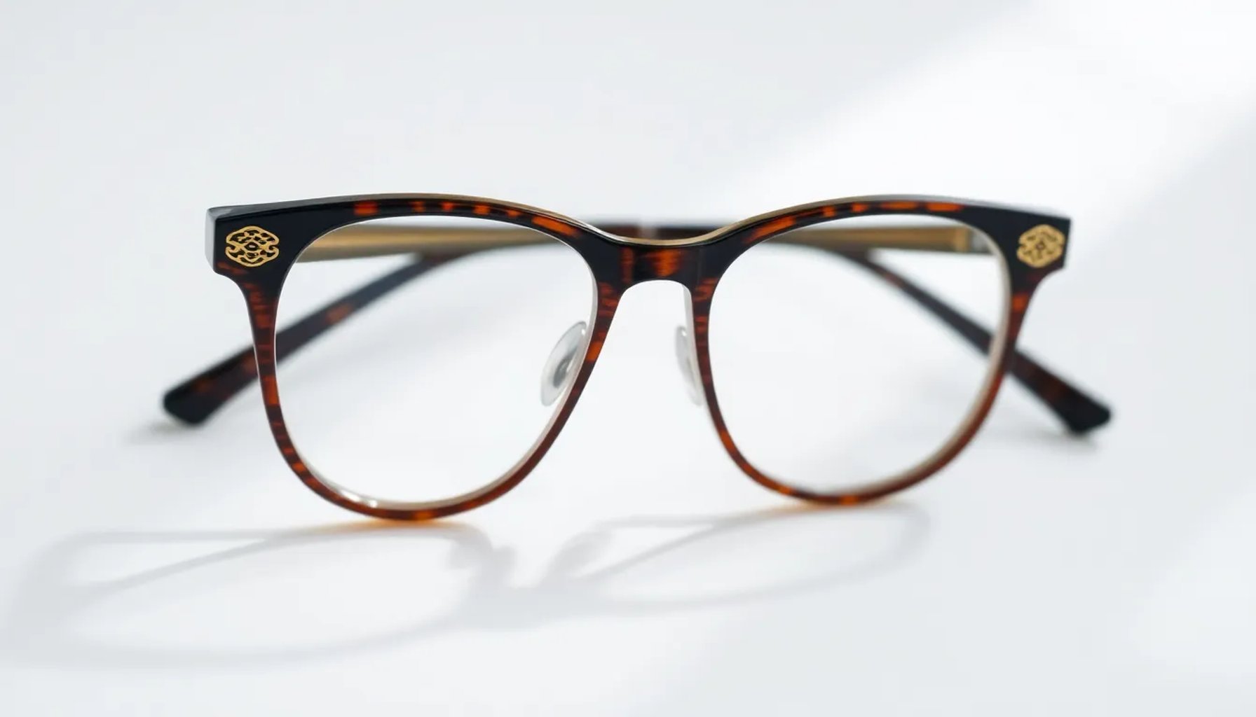 Gafas artesanales japonesas con detalles de maki‑e y lacado urushi sobre fondo neutro