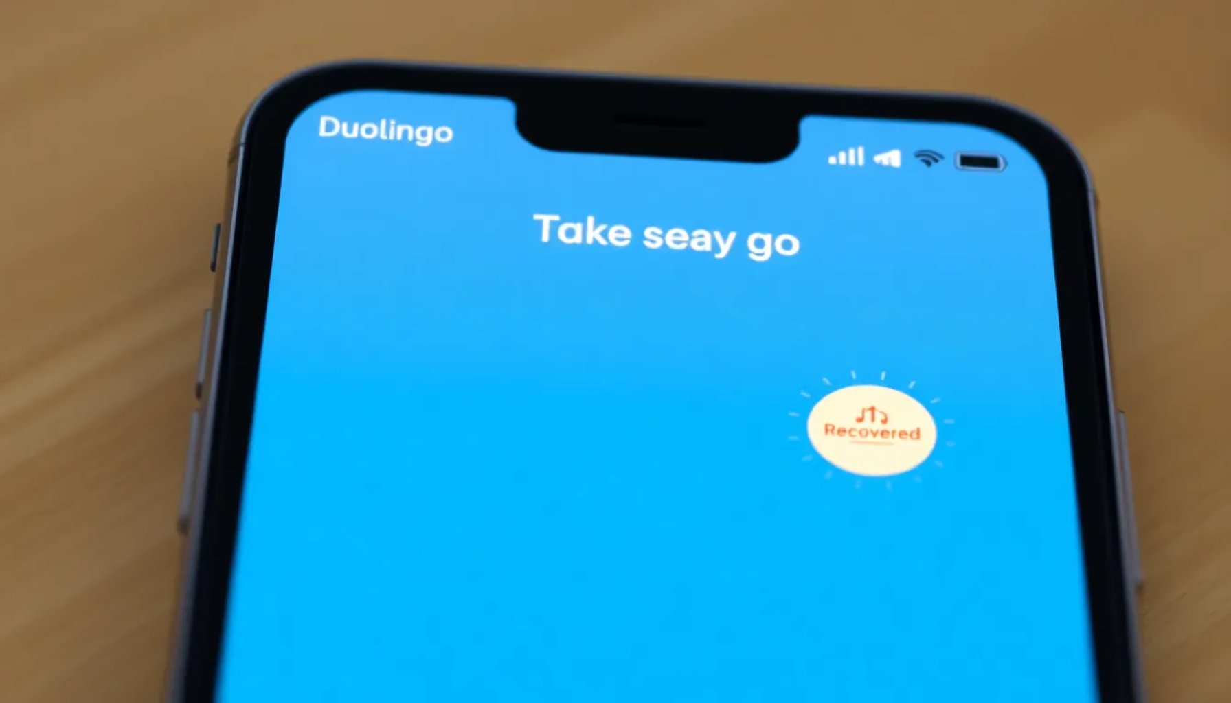 Pantalla de un smartphone mostrando la app Duolingo con la barra de racha recuperada resaltada
