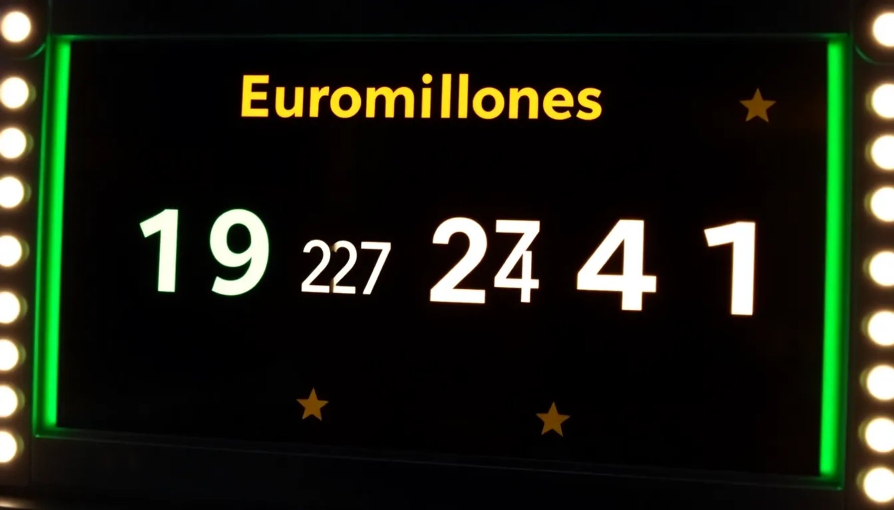 Pantalla mostrando los números ganadores del Euromillones 4-19-27-34-41 y estrellas 2-8 sobre fondo oscuro